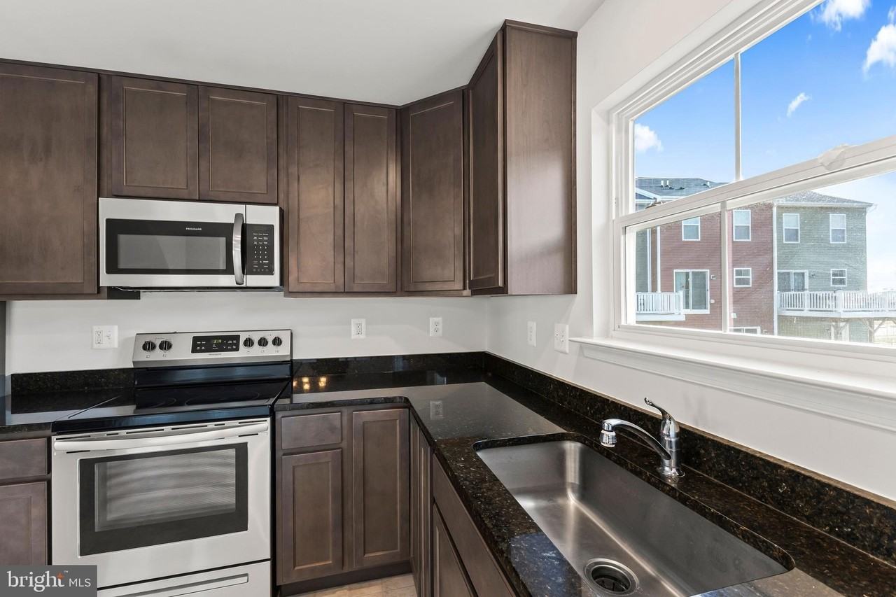 64 Grant St - Photo 5 of 50