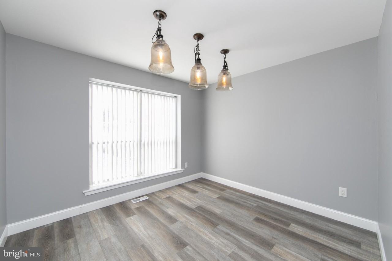 131 Crossing Way - Photo 3 of 34