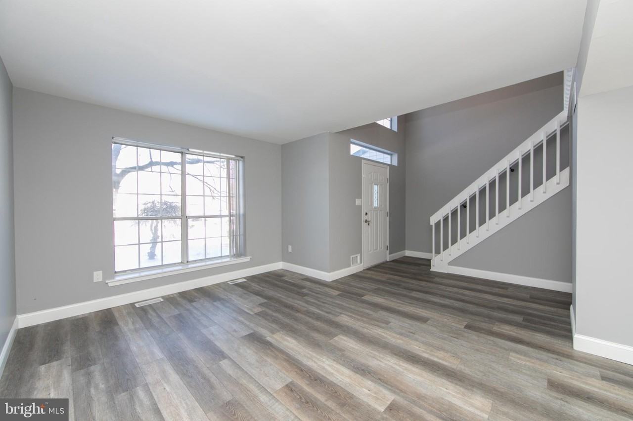 131 Crossing Way - Photo 5 of 34