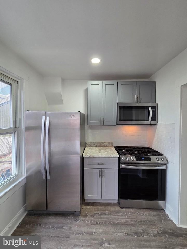 207 Spruce St - Photo 4 of 12