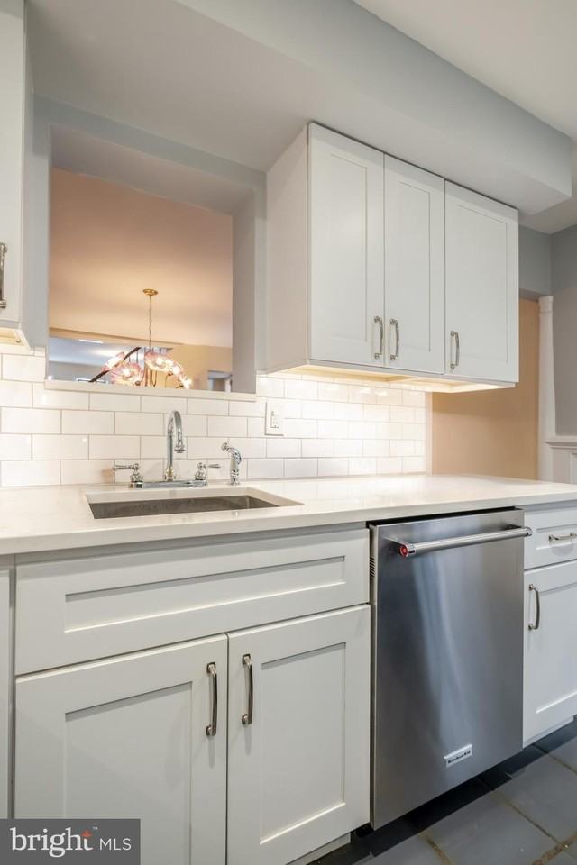 908 S Front St - Photo 3 of 27