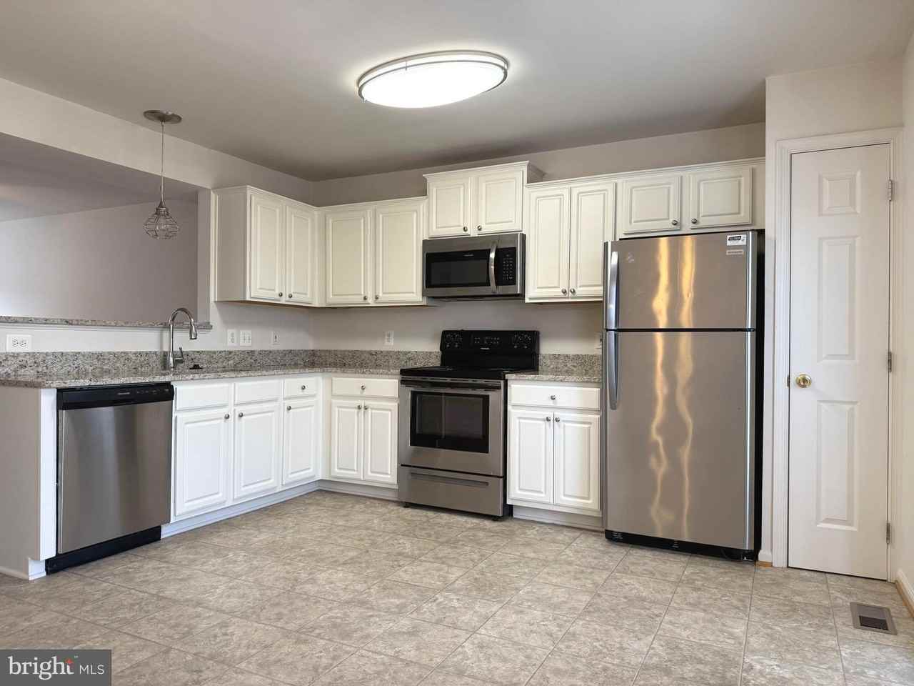 111 Merrill Ct - Photo 3 of 13