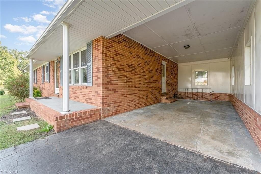 218 Joyce St - Photo 4 of 50