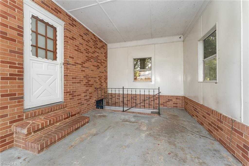 218 Joyce St - Photo 5 of 50