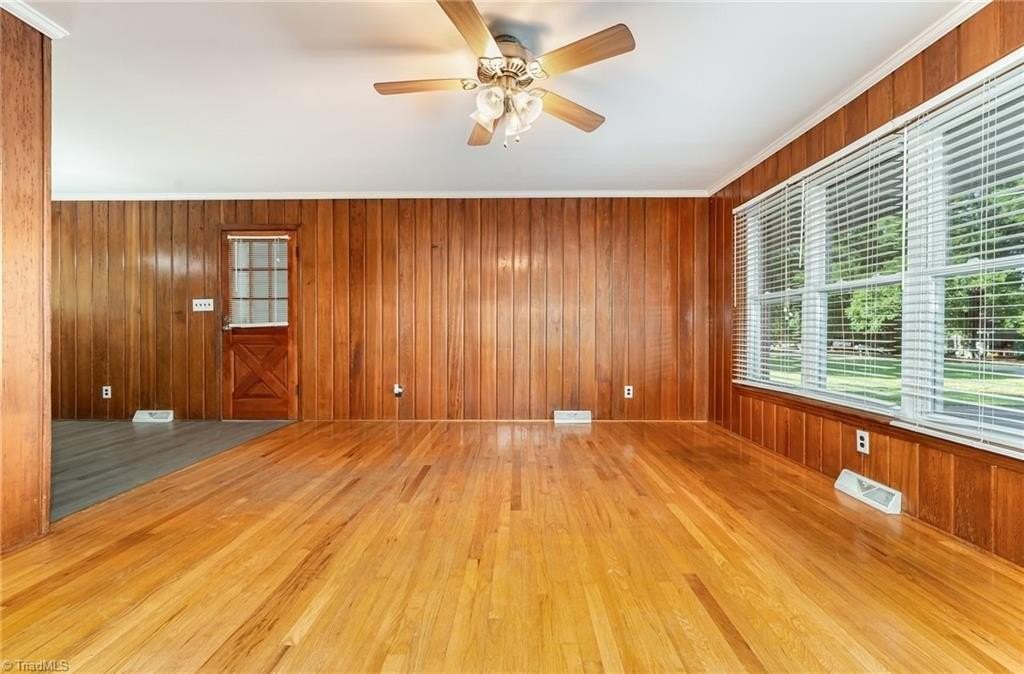 218 Joyce St - Photo 7 of 50