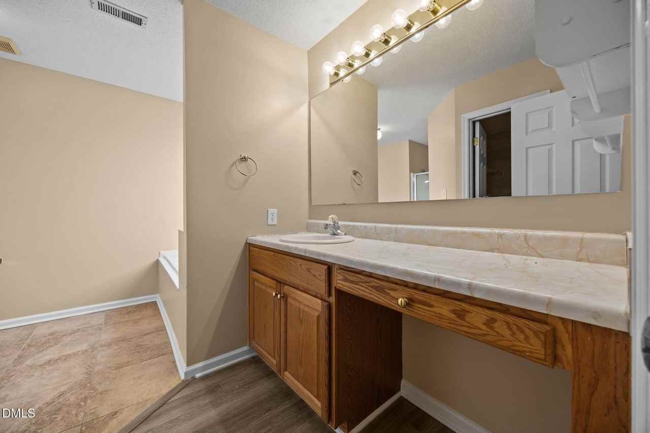 101 Fairwoods Ct - Photo 5 of 30