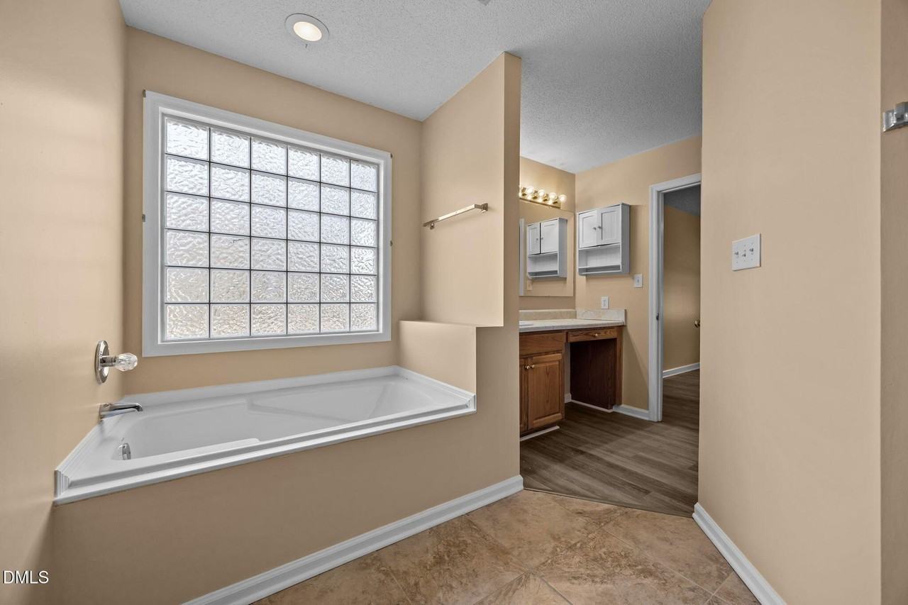 101 Fairwoods Ct - Photo 7 of 30