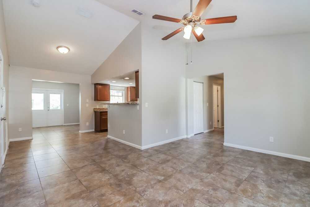 16136 Villa Dr - Photo 5 of 19