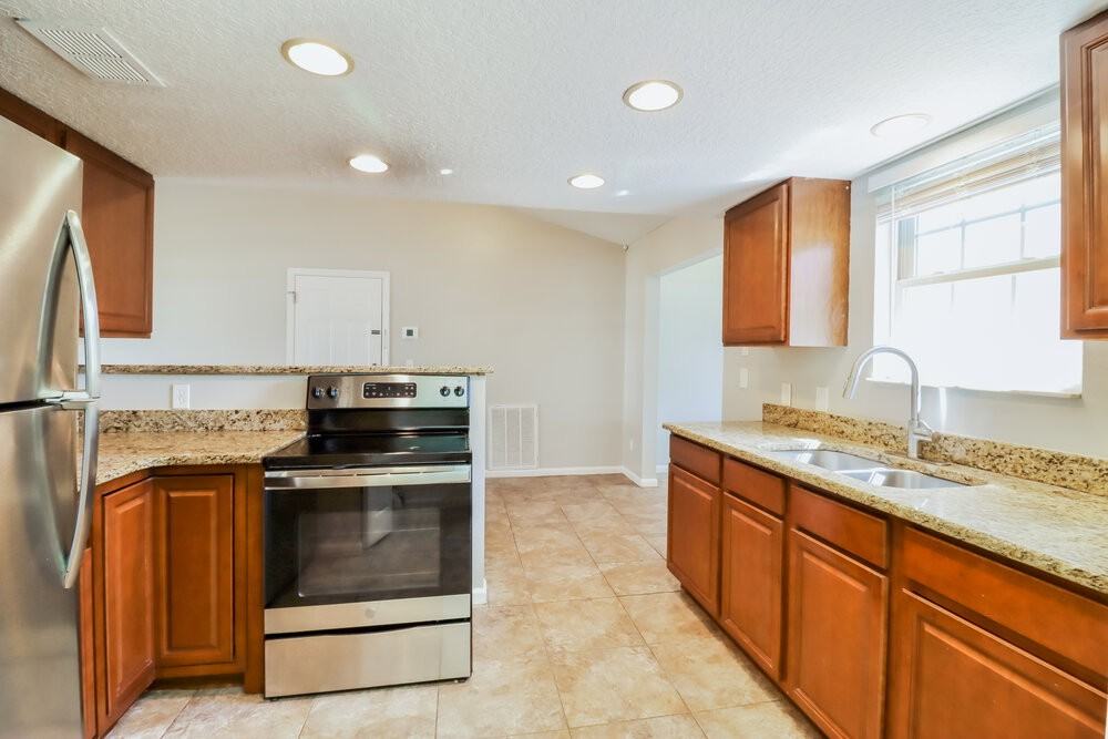 16136 Villa Dr - Photo 7 of 19