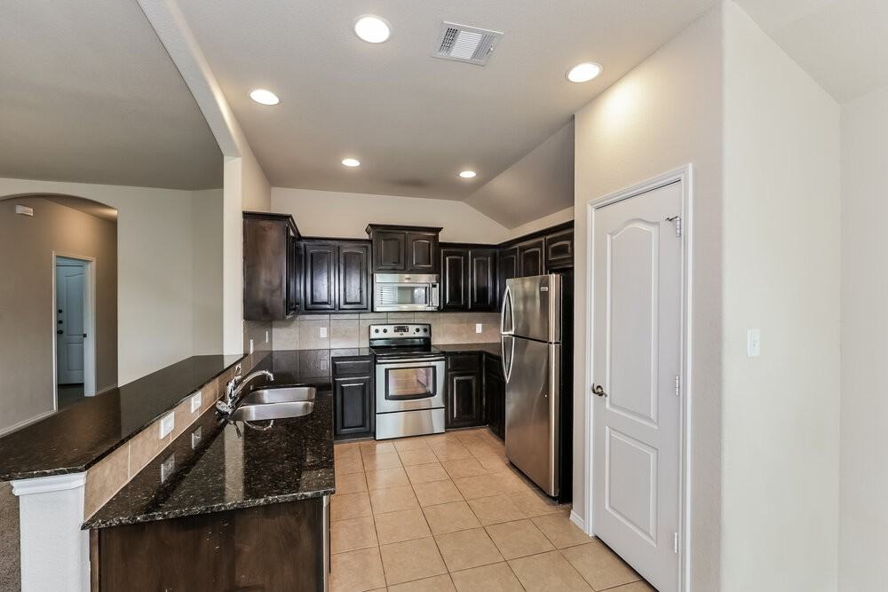 409 Roundrock Ln - Photo 6 of 16