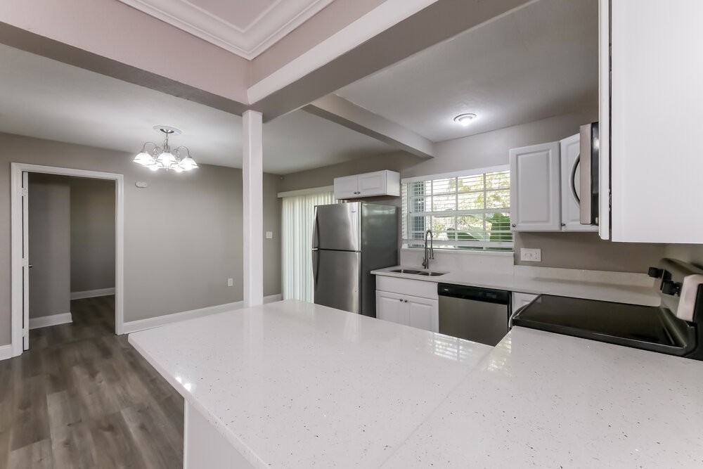 1001 Sw 25th Ave - Photo 6 of 16