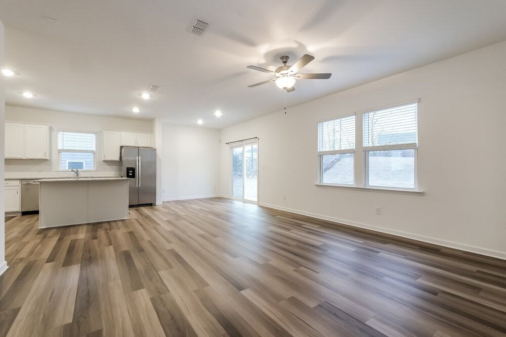 3106 Whitman Ct Se - Photo 7 of 17