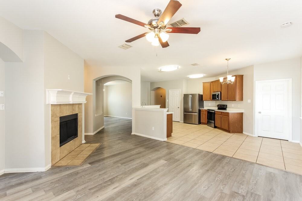 709 Lone Pine Dr - Photo 4 of 16