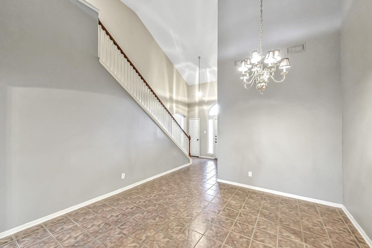 2115 Hollyfield Ln #2115 - Photo 5 of 33