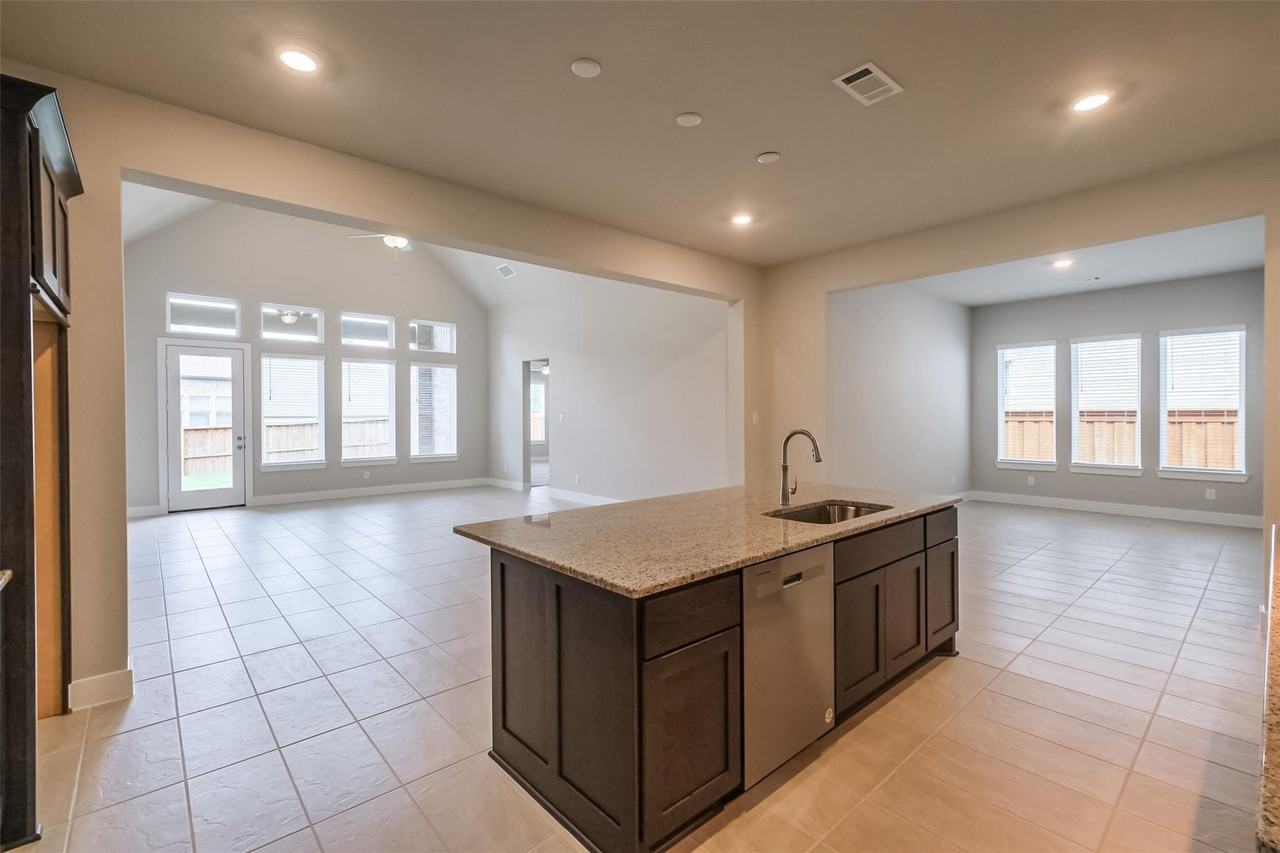 27208 Silent Rain Dr #27208 - Photo 7 of 46