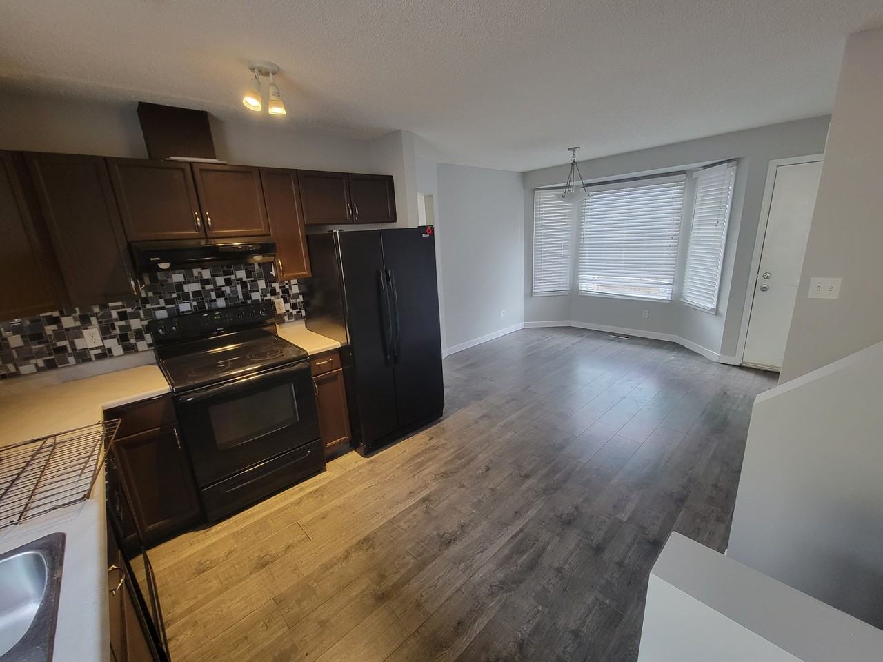 361 Kline Cres NW Edmonton, AB - Photo 2 of 9