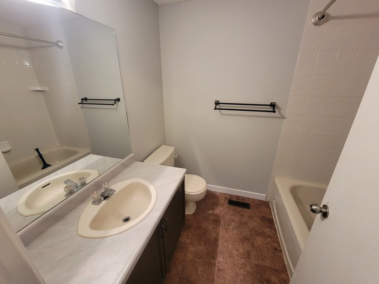 361 Kline Cres NW Edmonton, AB - Photo 6 of 9