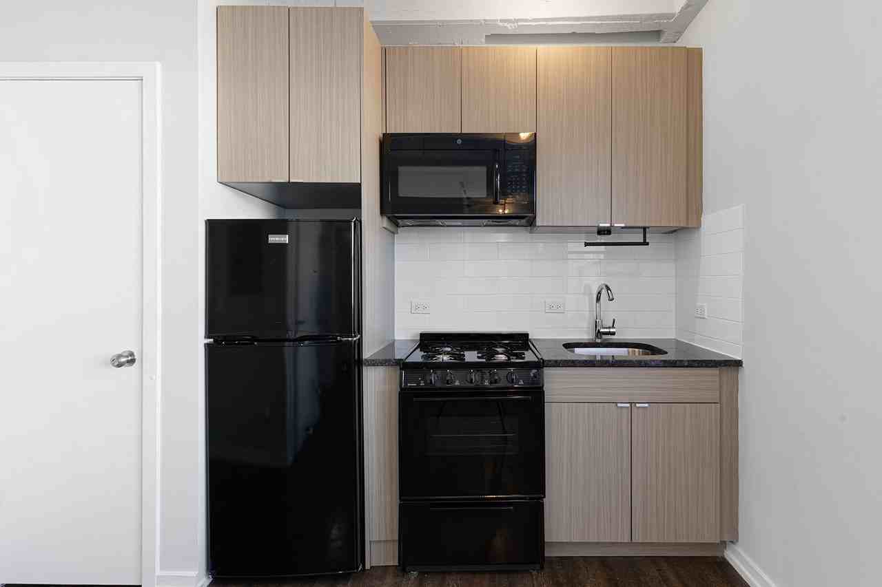 5718 N Winthrop Avenue - Photo 5 of 20