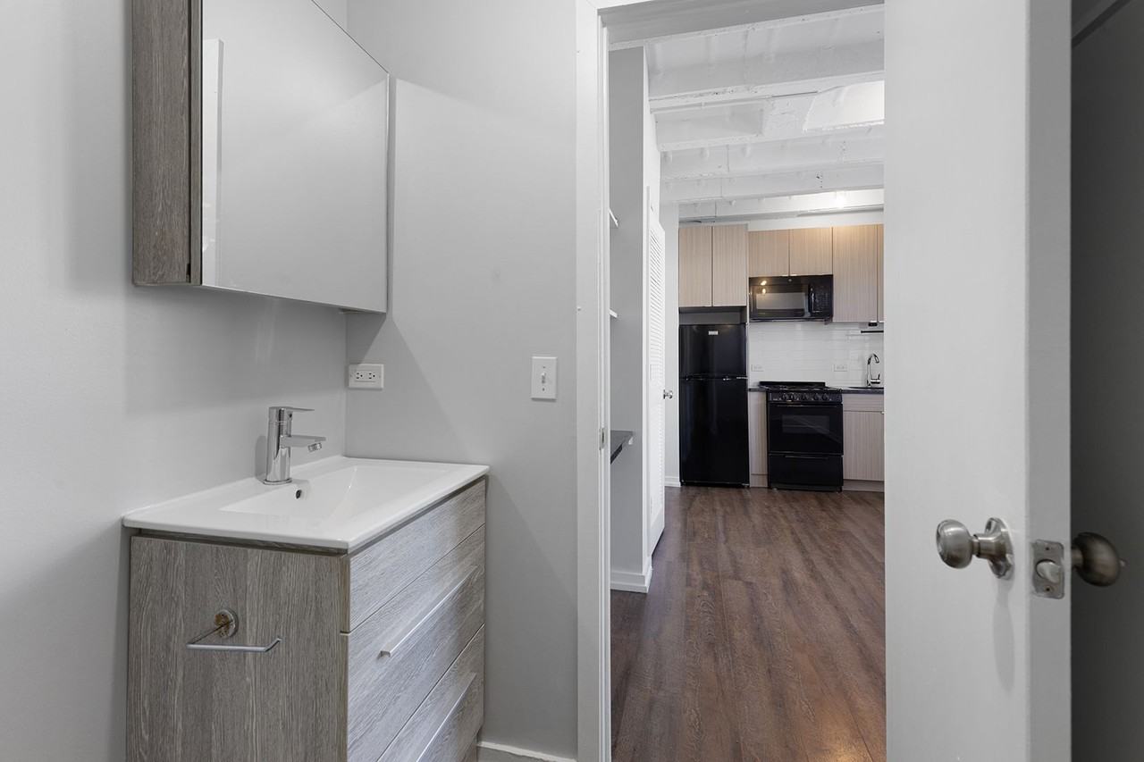 5718 N Winthrop Avenue - Photo 7 of 20