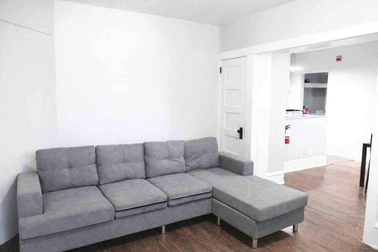 609 E State St - Photo 4 of 50