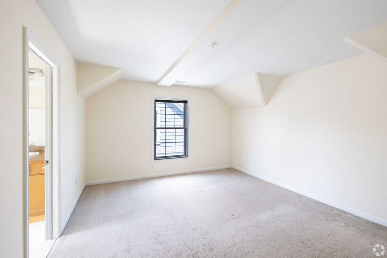 Summerview Square - Photo 3 of 22