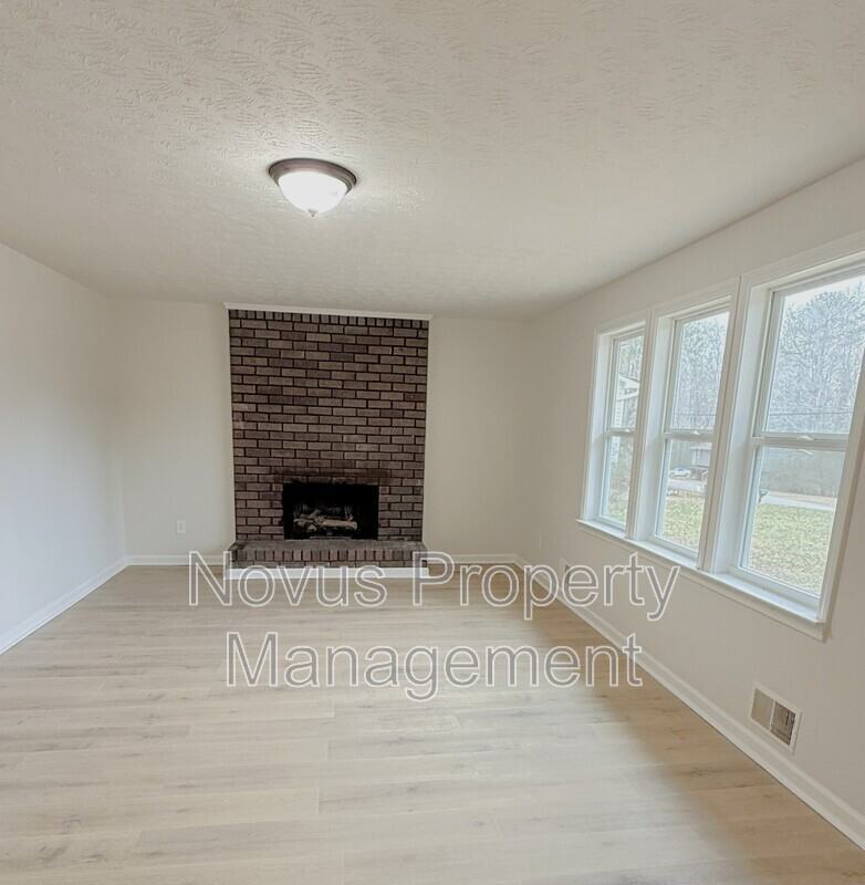 105 Woodbine Dr - Photo 3 of 16