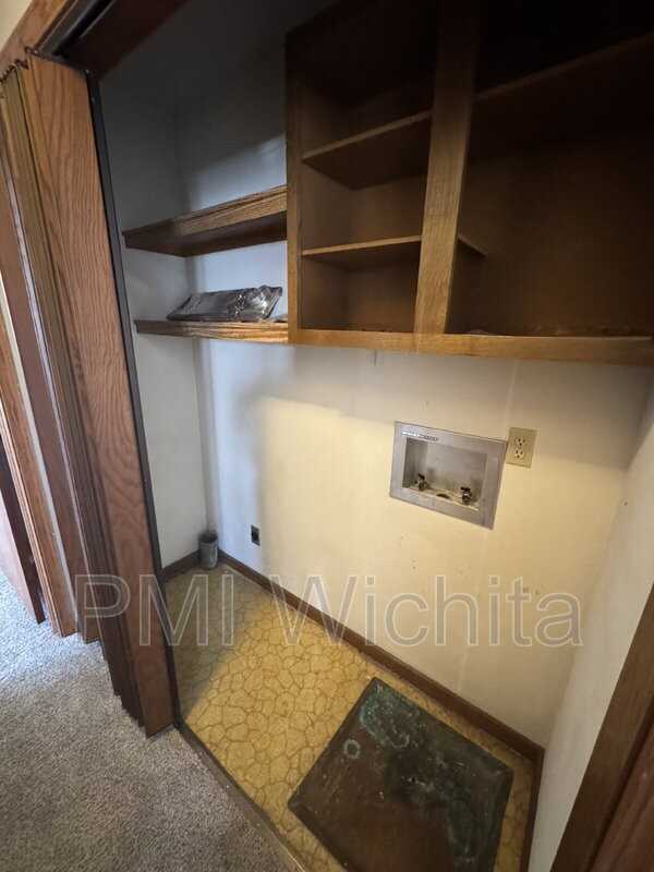 235 Willow Way - Photo 7 of 11