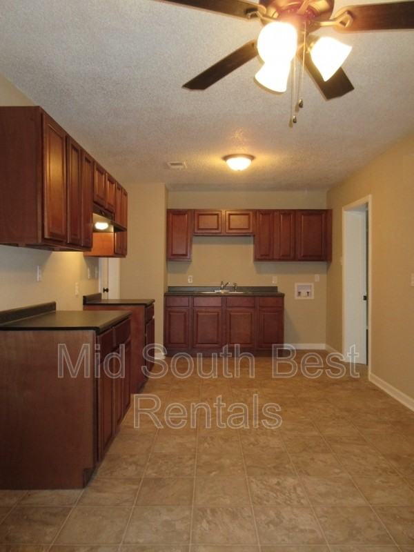 1440 Rolling Hills Dr - Photo 3 of 8