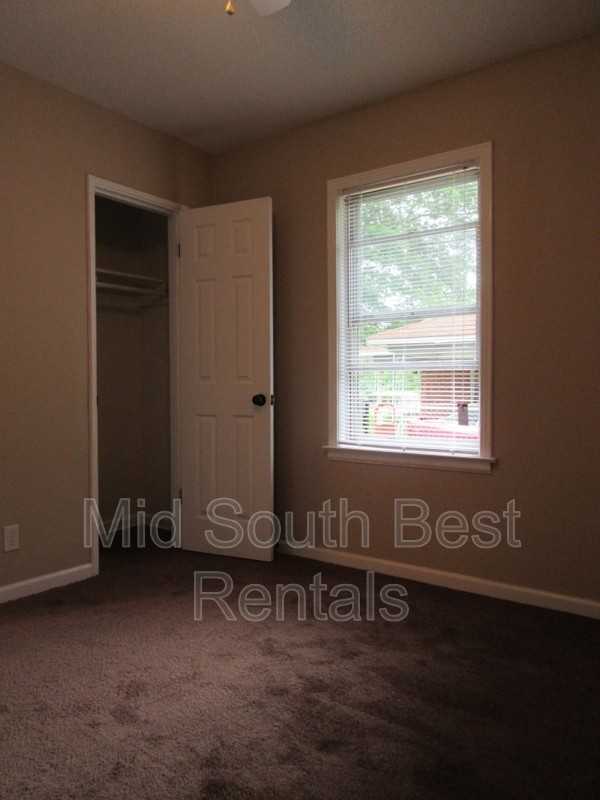 1440 Rolling Hills Dr - Photo 4 of 8