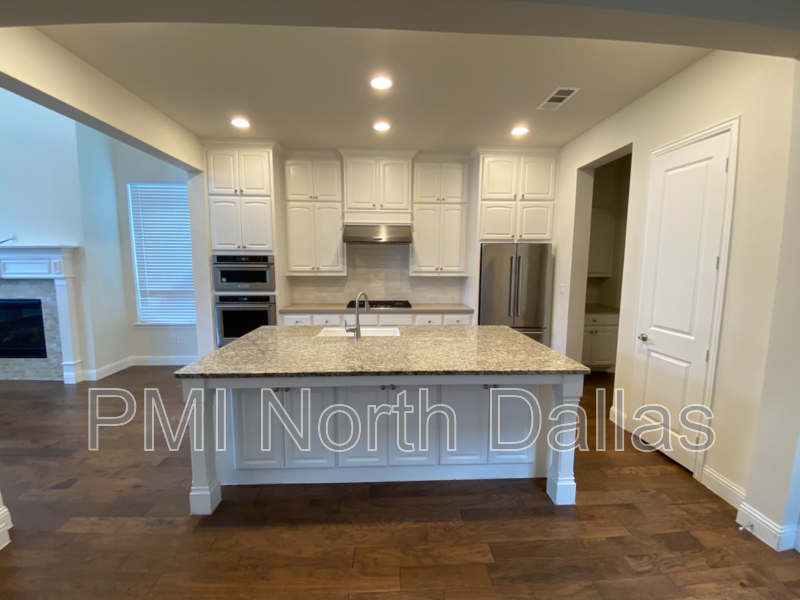 6909 Royal View Dr - Photo 6 of 26