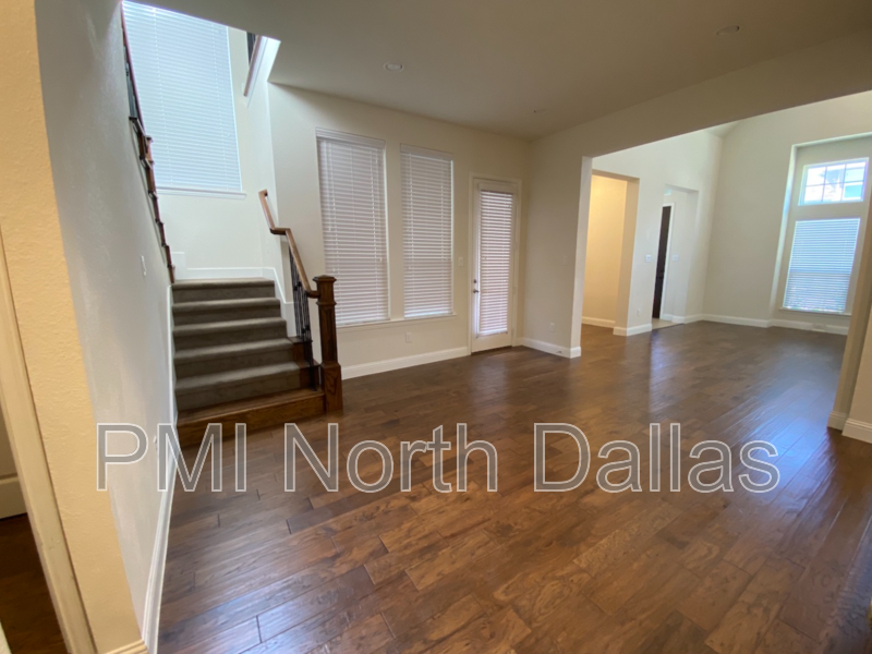 6909 Royal View Dr - Photo 7 of 26