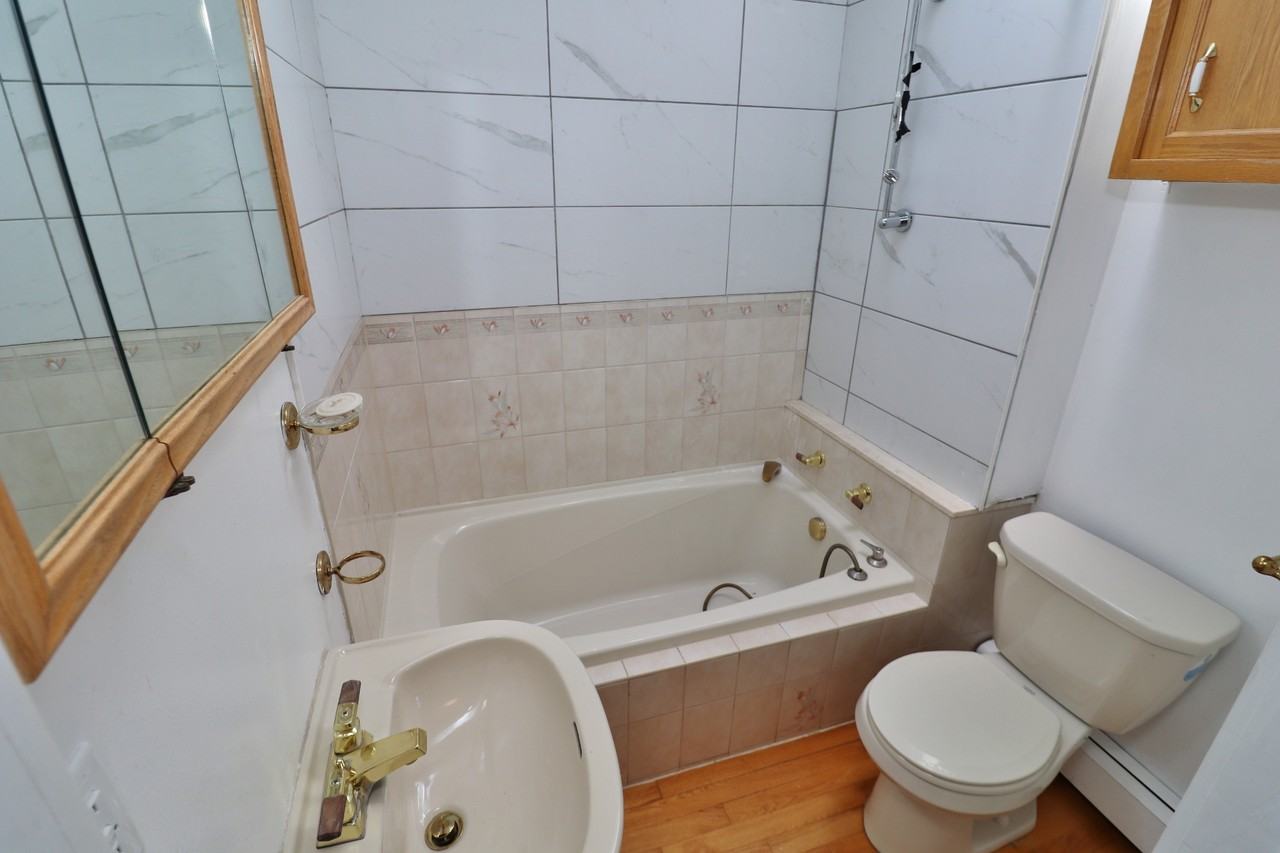 438 Parkdale Ave - Photo 4 of 41