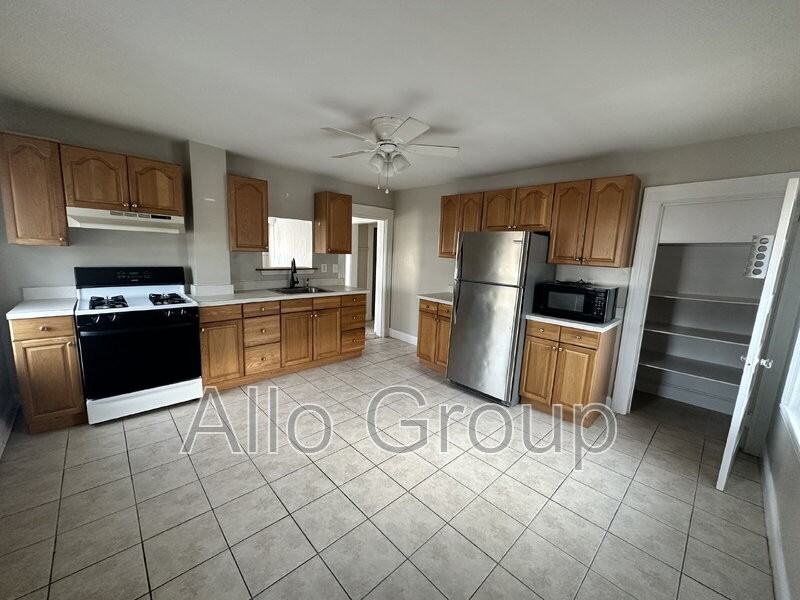 655 Green St #2 - Photo 4 of 12