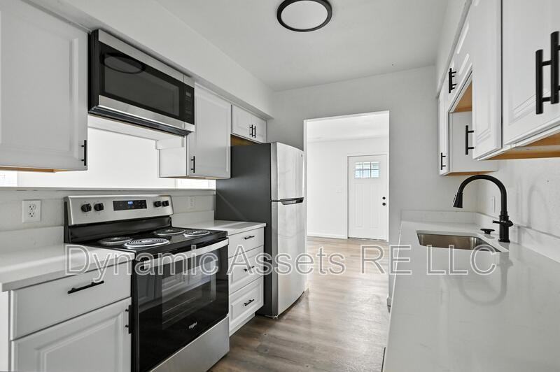 509 E Jefferson St #A - Photo 2 of 24