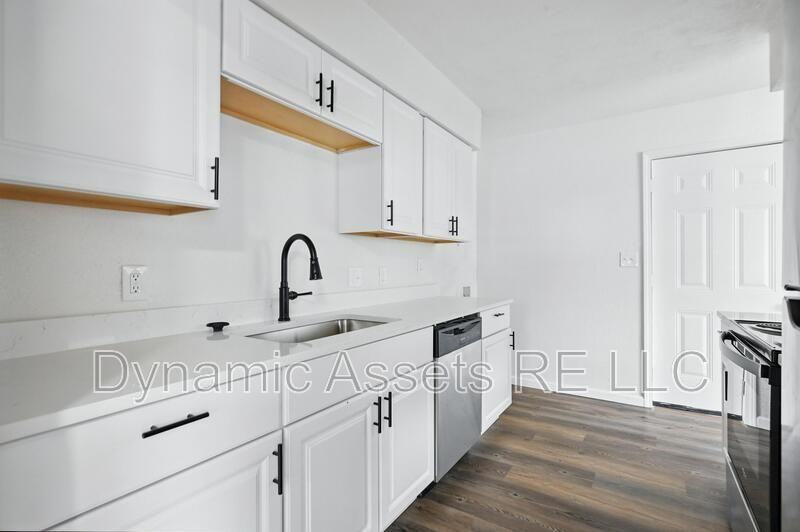 509 E Jefferson St #A - Photo 3 of 24