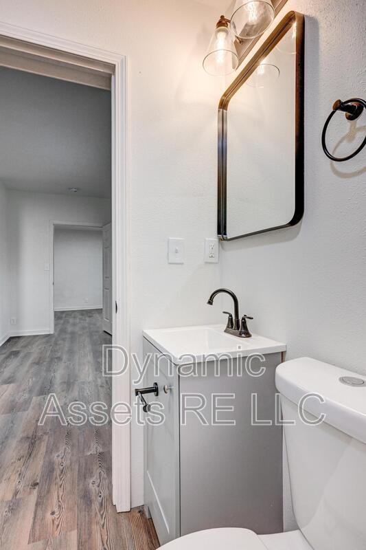 510 W 3rd St #A - Photo 5 of 18