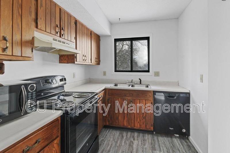 1305 Christopher Cir #8 - Photo 6 of 15