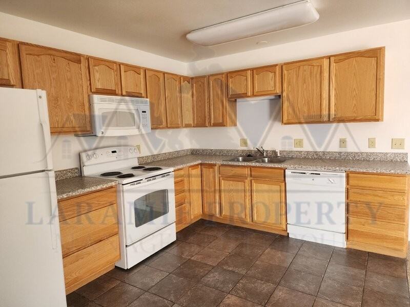 657 N 14th St #C - Photo 5 of 11