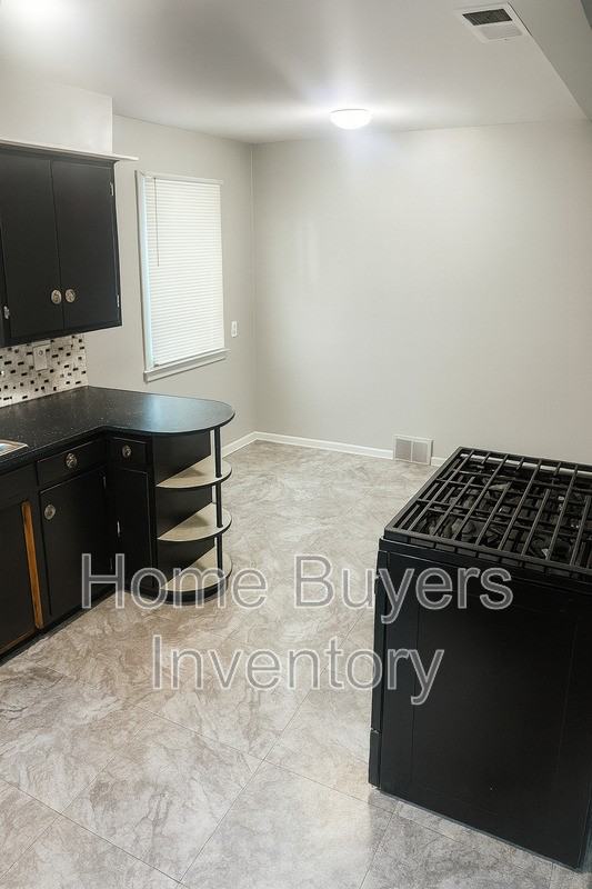 2235 Ridgelawn Ave - Photo 6 of 14