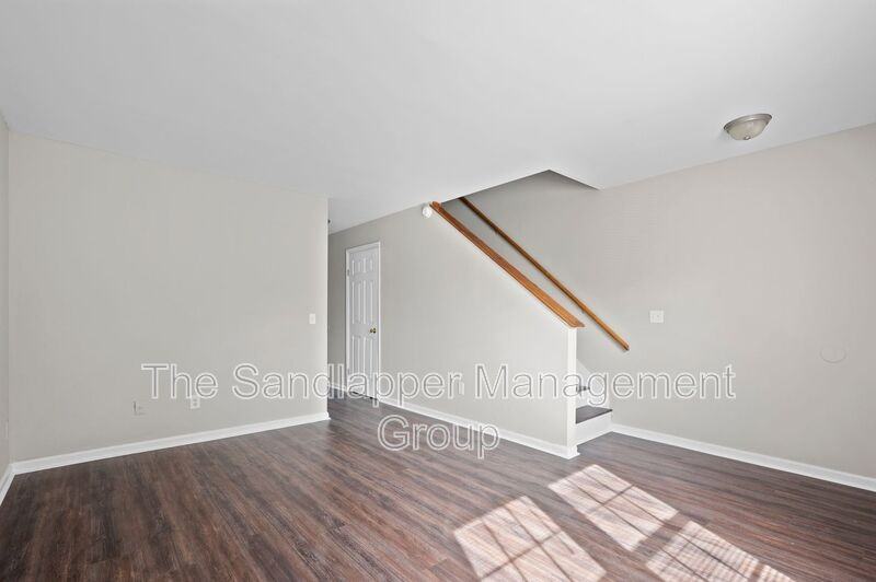 28 Crosscreek Dr #D - Photo 2 of 14