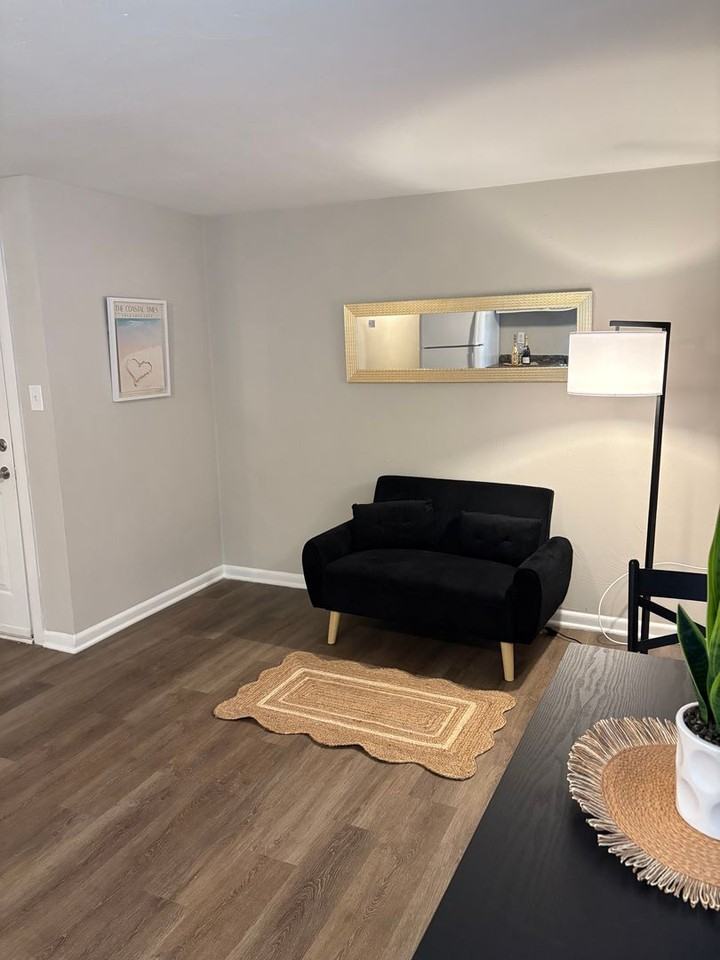 Dwell In The Vibe - Photo 4 of 11