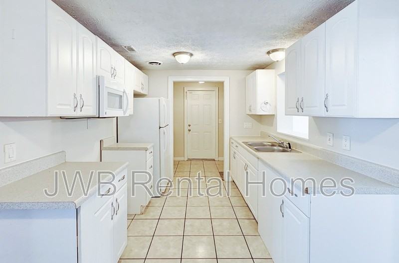 462 Blairmore Blvd W - Photo 3 of 15