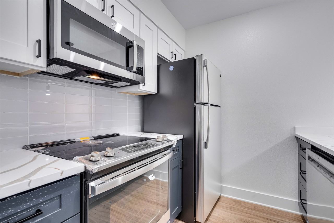 205 E 45th St #205-202 - Photo 3 of 29