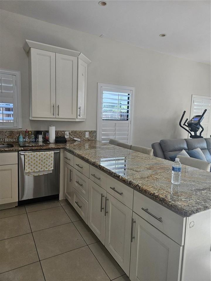 2030 Sw 60th Ave #2030-2030 - Photo 2 of 37