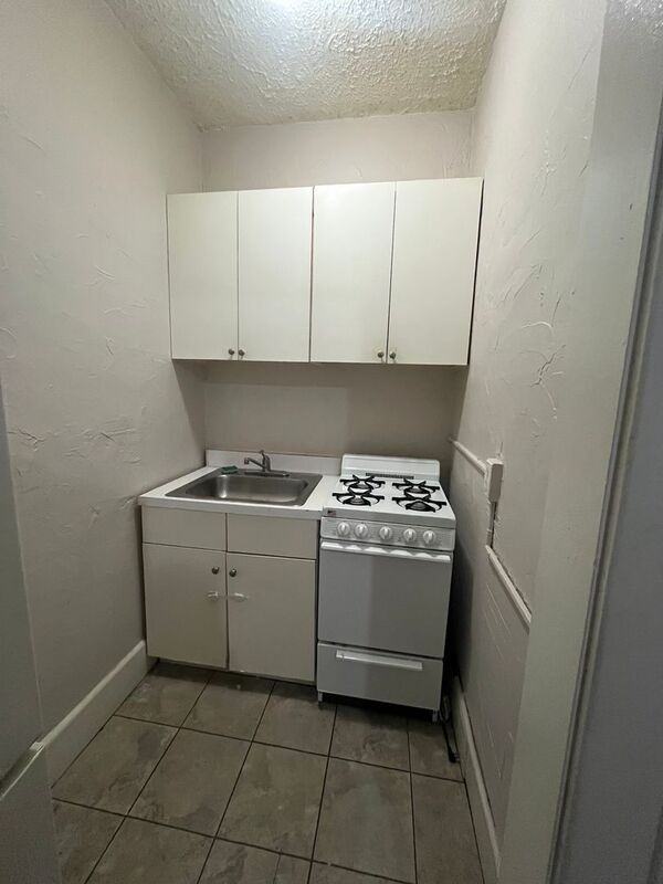 2005 Dewey Ave #5 - Photo 3 of 8