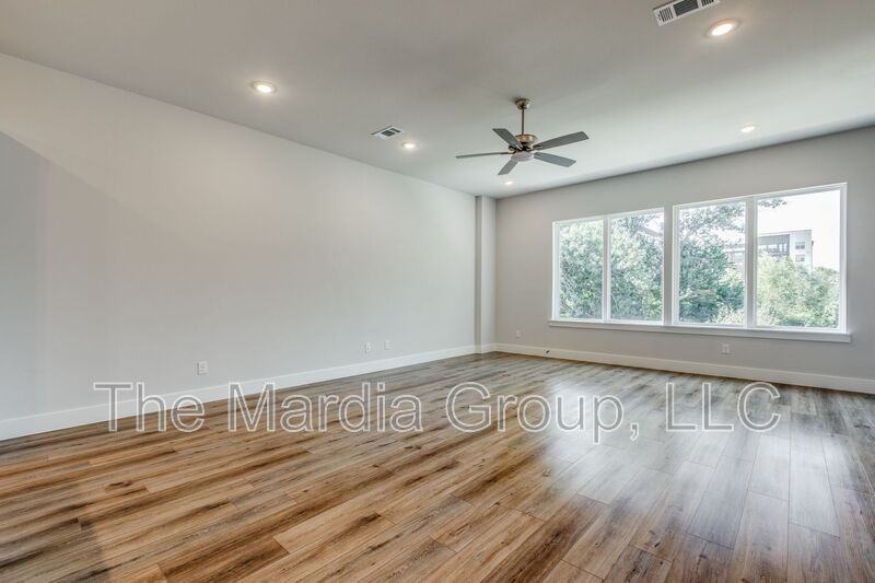 8108 Hastings Dr - Photo 3 of 24