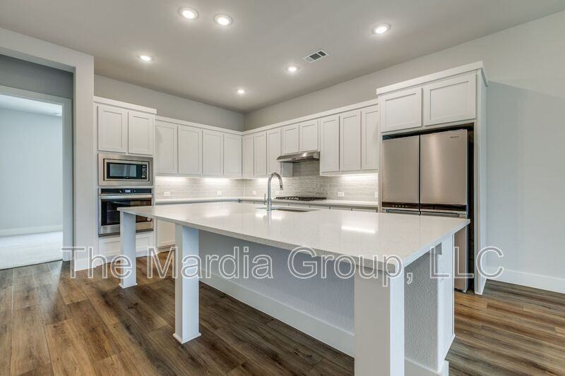 8108 Hastings Dr - Photo 5 of 24