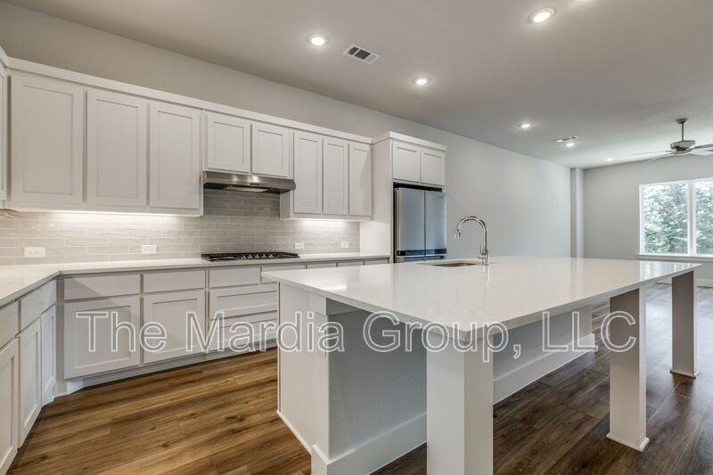 8108 Hastings Dr - Photo 6 of 24