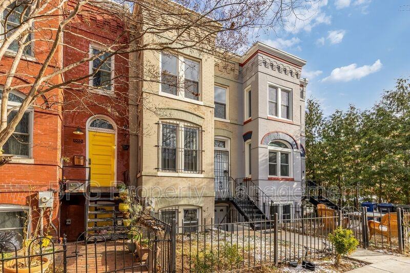 1033 5th St Ne #A - Photo 3 of 27