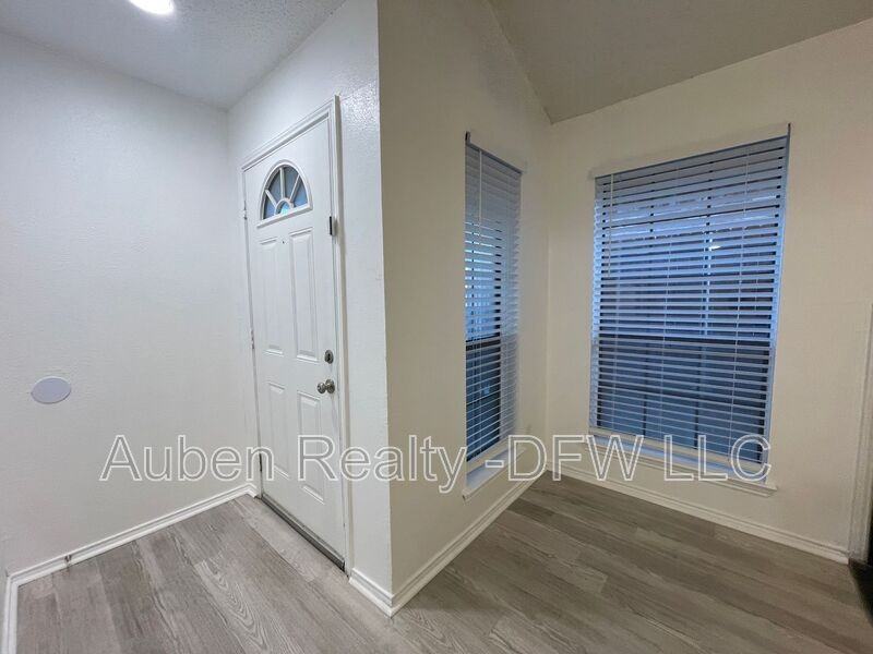 2424 Sherry St - Photo 2 of 47
